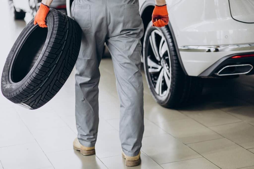 Quando alinhar e balancear o carro? 7 mecanico trocando pneus em um servico de automoveis 1303 26895