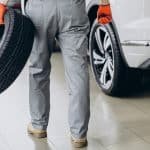 mecanico trocando pneus em um servico de automoveis 1303 26895