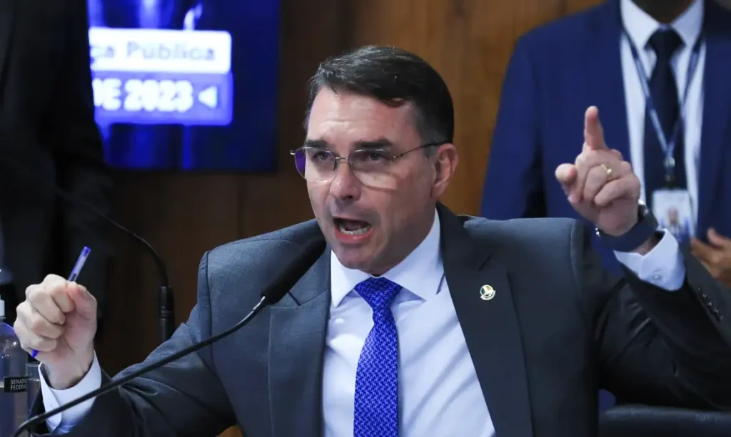 Flávio Bolsonaro embarca para Europa no mesmo dia da operação da PF contra seu pai 1 lula6749