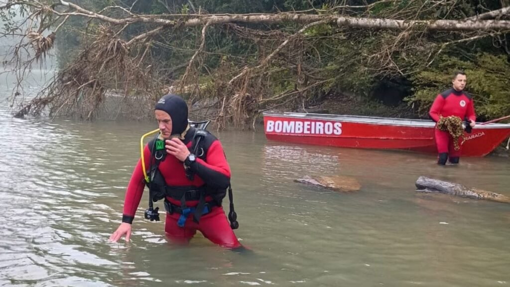 Jovem desaparecido em rio de SC tem corpo encontrado após buscas intensas 1 Corpo de jovem desaparecido em rio de SC e encontrado 2