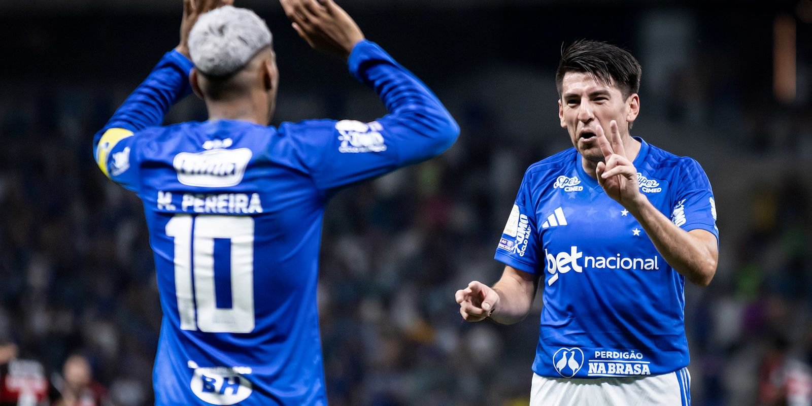 Cruzeiro vence o Flamengo de virada e muda rumos do Brasileirão