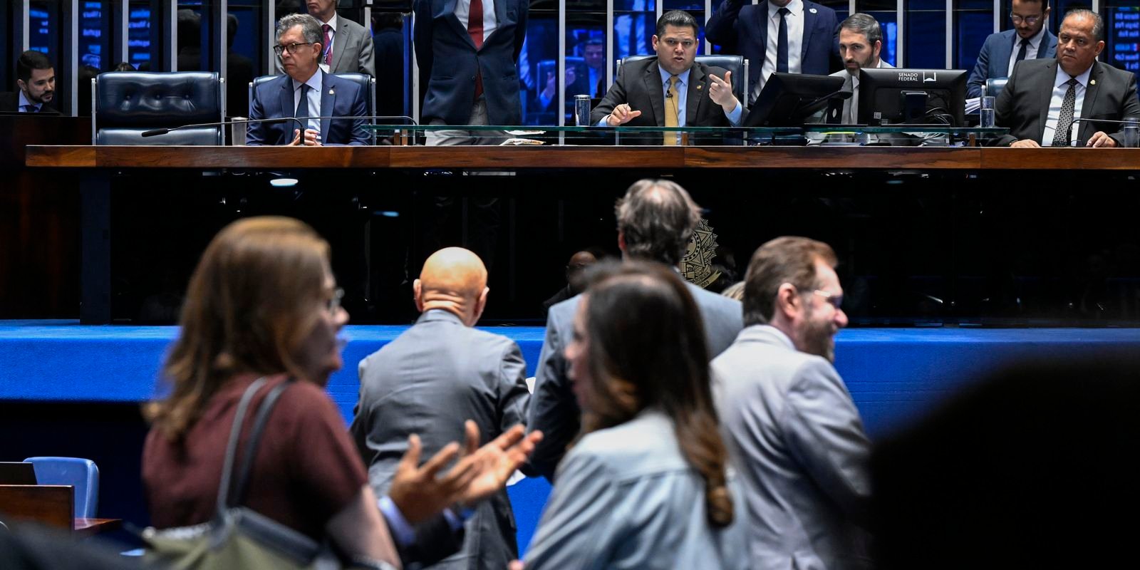 Votação da PEC sobre o fim da escala 6x1 é adiada no Senado