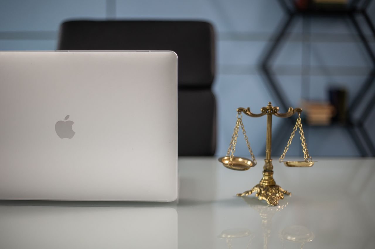 Presença digital para advogados: o novo pilar de autoridade e crescimento no mercado jurídico